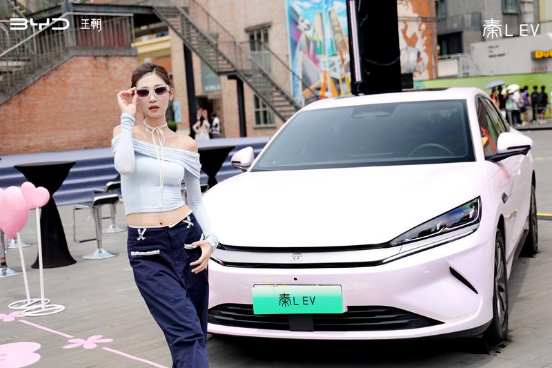 详细阅读:比亚迪秦L EV“多巴胺”限定车衣上线 限时1999元/推6款配色 比亚迪秦L EV“多巴胺”限定车衣上线 限时1999元/推6款配色