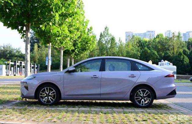 荣威D6 vs 零跑B01：谁是续航王？来场硬碰硬