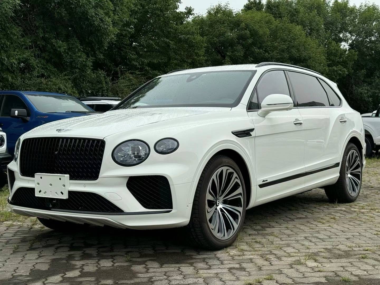 2024款宾利添越豪华尊贵SUV店内现车 售全国