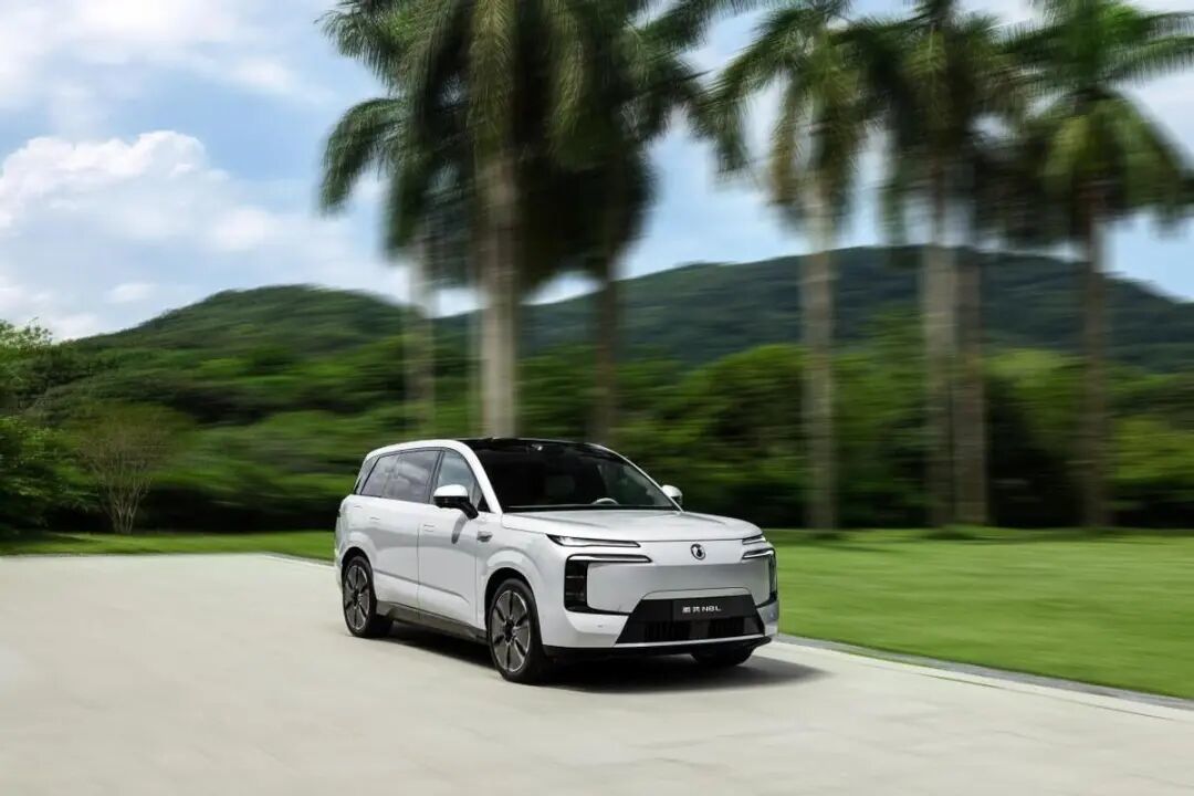 三排座椅电动可调，腾势N8L豪华大六座预售31.98万起