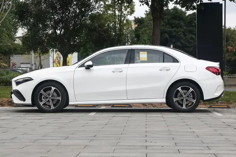 数据硬碰硬：奔驰 A 级竞品横评，性价比黑马竟是它