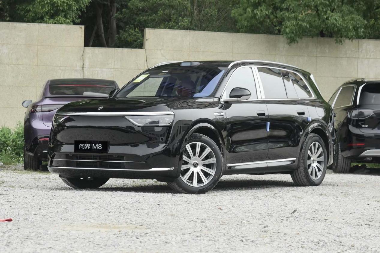 增程大六座二选一:问界M8对比理想L8,谁能一步到位?