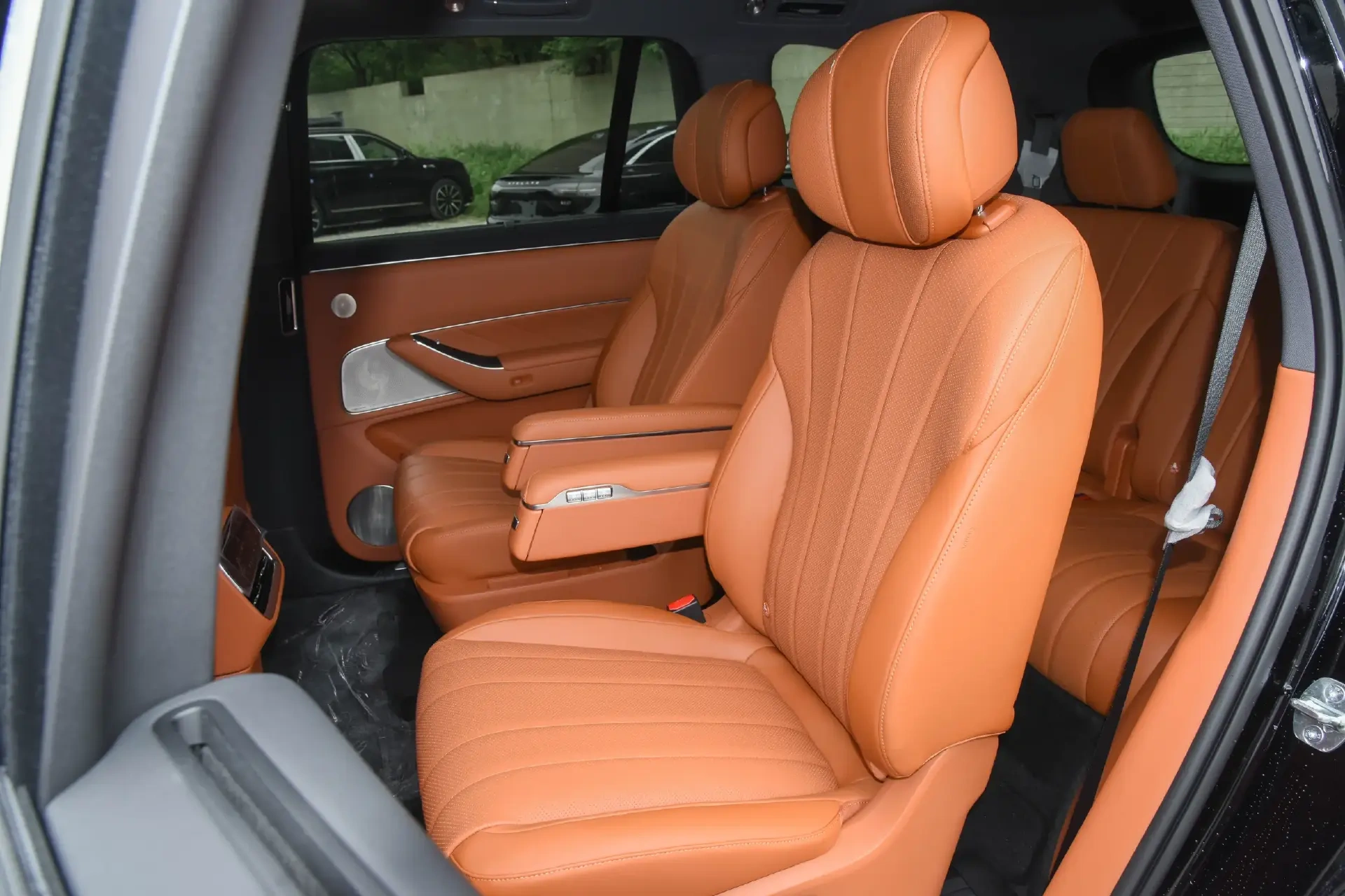 增程大六座二选一:问界M8对比理想L8,谁能一步到位?