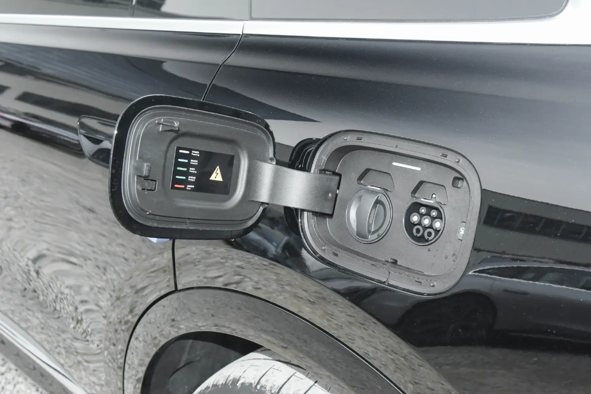 增程大六座二选一:问界M8对比理想L8,谁能一步到位?