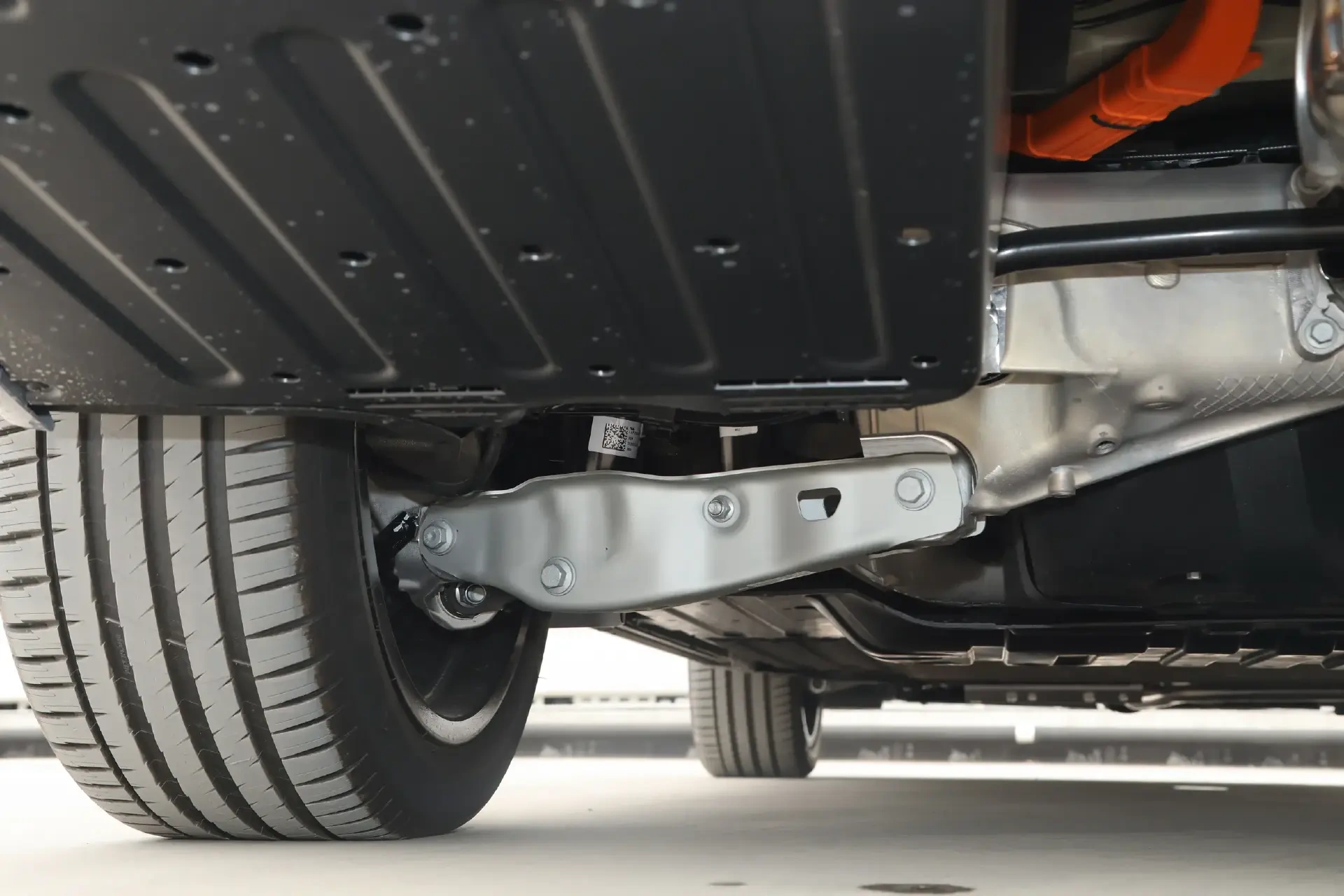 增程大六座二选一:问界M8对比理想L8,谁能一步到位?