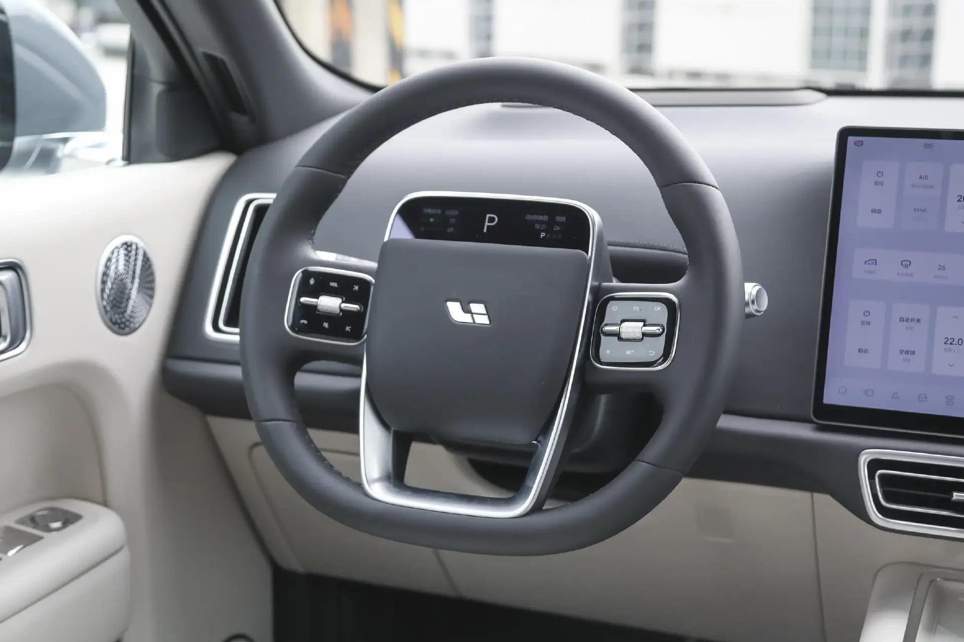 增程大六座二选一:问界M8对比理想L8,谁能一步到位?