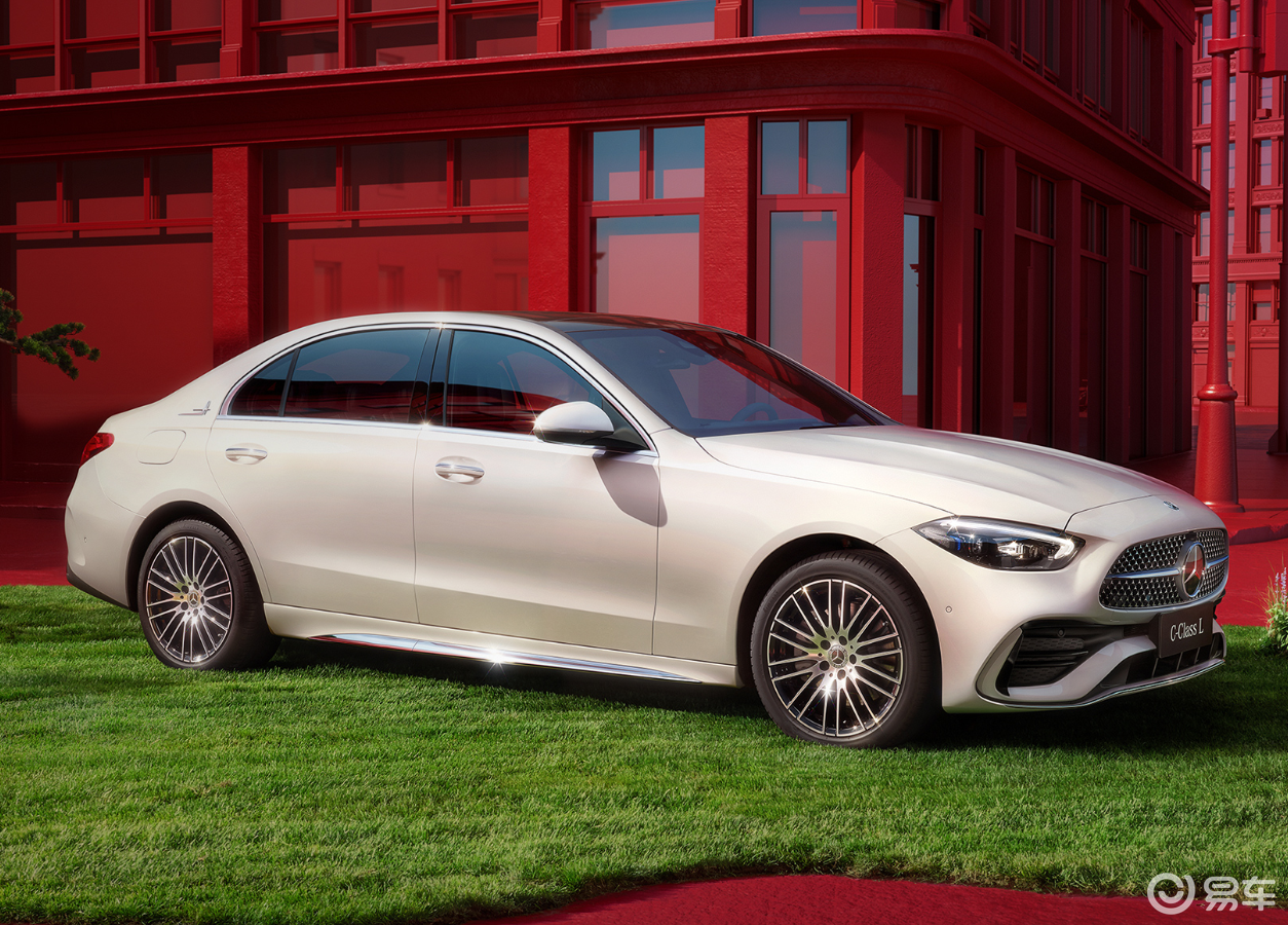 新款奔驰C级上市，全系换装2.0T动力，配置提升