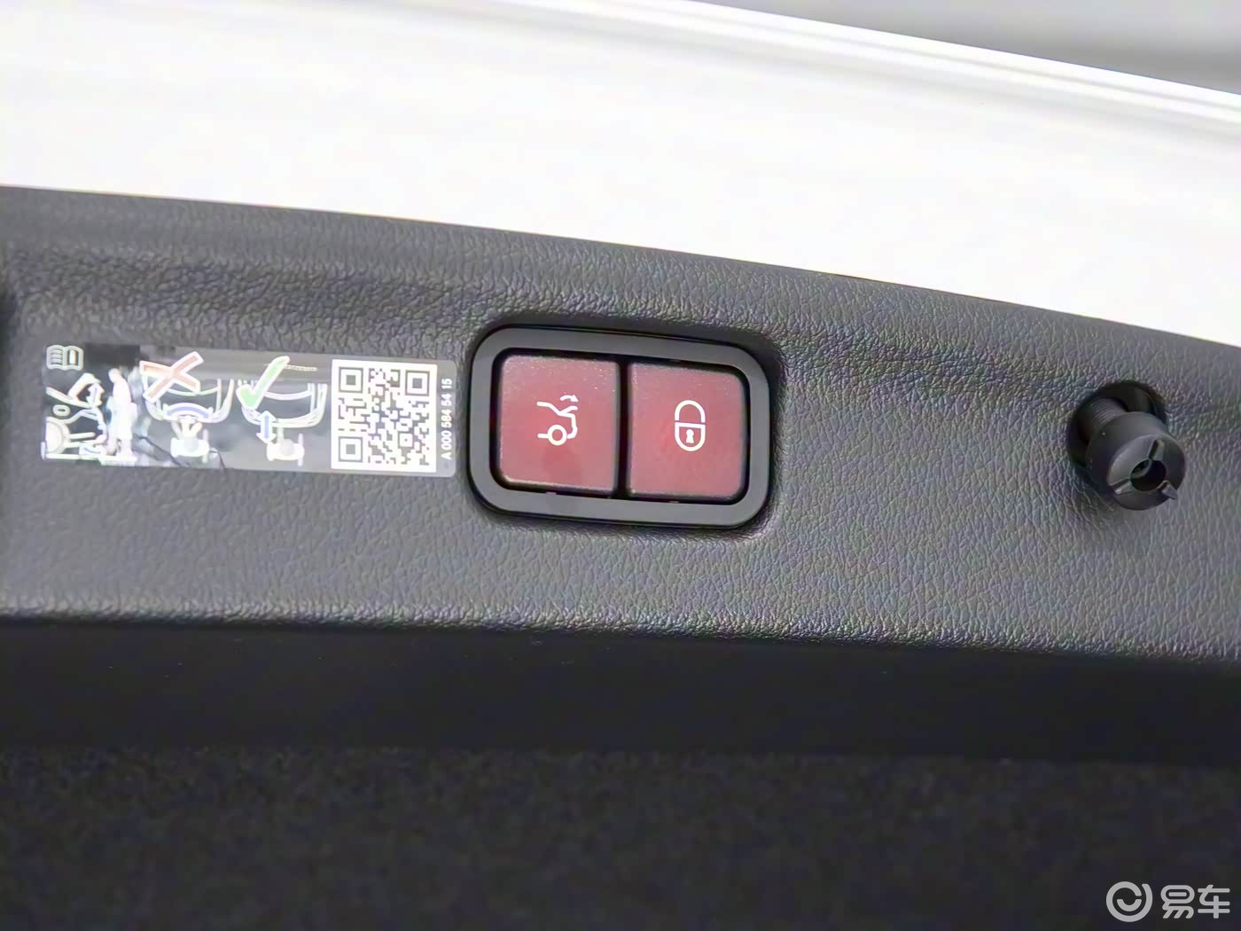 新款奔驰C级上市，全系换装2.0T动力，配置提升