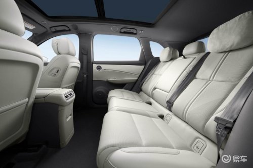 红旗HS6与理想L6对比，谁在中大型SUV中更胜一筹？