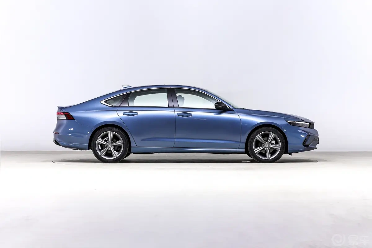 天籁·鸿蒙座舱对比雅阁！燃油车智能终于迎来逆袭？