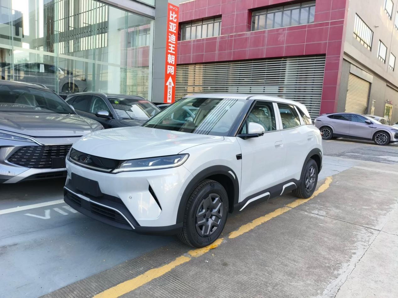 10万预算买顶配小车还是紧凑SUV，零跑B10给出了答案