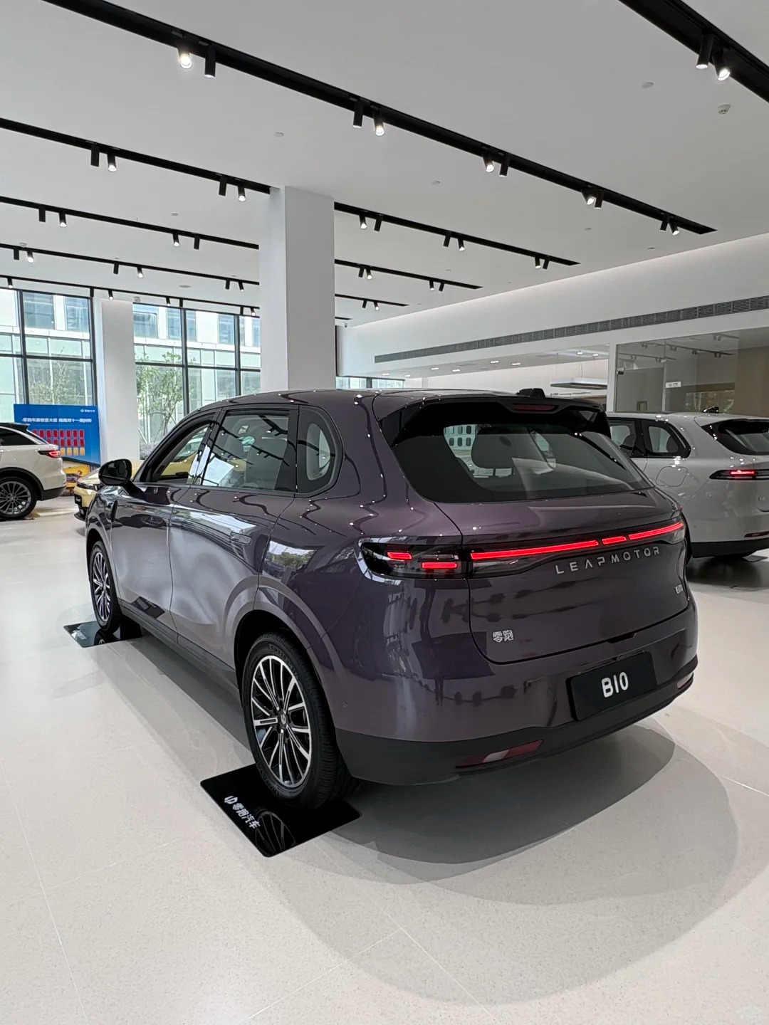 10万预算买顶配小车还是紧凑SUV，零跑B10给出了答案