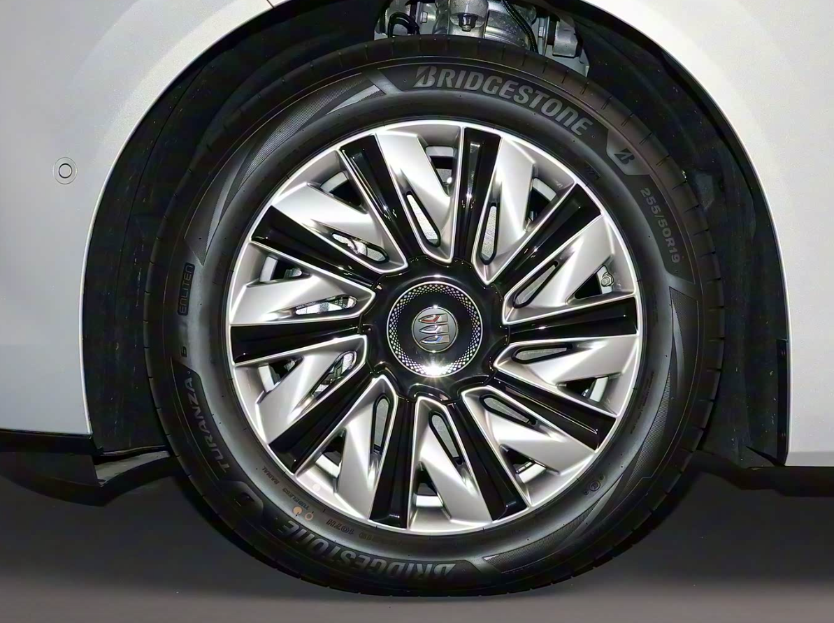 有插混四驱+8775P座舱芯片，50万买顶配有机会火吗？