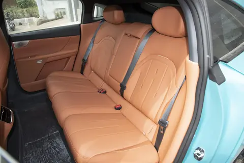 15 万级轿跑新选择：颜值高、配置全、动力强，eπ007+实车解析