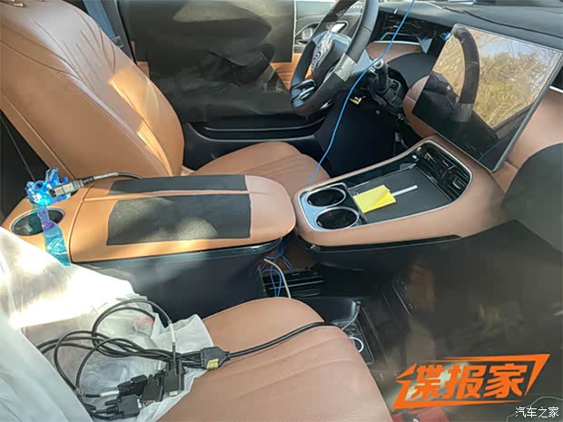 2026年二季度上市/增程动力 极狐品牌旗下全新大型MPV内饰谍照