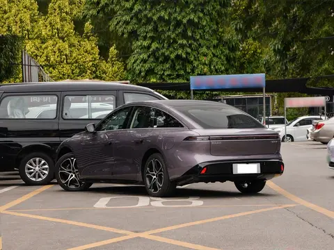 这款纯电中大型轿跑不足12万起！800伏超充+近5米车长，续航650Km