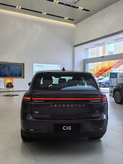 13万预算家用SUV怎么选？零跑C10实测续航扎实空间大，还送充电桩