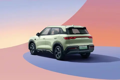 00后人生第一台车，看中长安启源全新Q05、比亚迪元UP，该咋选？